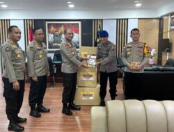 Kapolda Kalbar serahkan Bantuan Buku kepada Aipda Belmi Siallagan