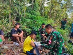 Minimnya Tenaga Kesehatan, Anggota Satgas Pamtas Bantu Warga Yang Tertusuk Kayu