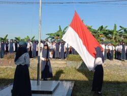 Babinsa Gresik Kec. Semparuk Jadi Pembina Upacara Di Sekolah Menengah Pertama Negri (SMPN)