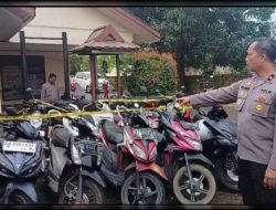 Barang Bukti (BB) Judi Sabung Ayam 15 Unit Kendaraan Roda Dua, 10 Ekor Ayam, Jam Digital, serta uang di Amankan Polisi
