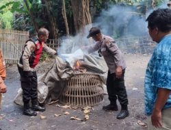 Personel Polsek Balongbendo membakar peralatan yang dipakai saat berjudi sabung ayam di Desa Seketi