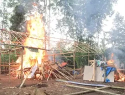 TNI – Polri Gerebek dan Bakar Arena Sabung Ayam di Malang