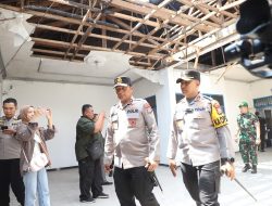 Kapolda Jatim Tinjau Titik Kerusakan di Kediri Raya, Himbau Masyarakat Turut Jaga Kamtibmas