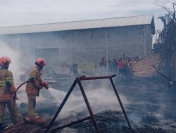 Gudang BBM Solar di Bojonegoro Terbakar, Petugas memadamkan